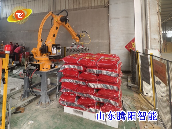 <strong>飼料自動化生產(chǎn)線的設(shè)備：定量包裝機、碼垛機器人</strong>